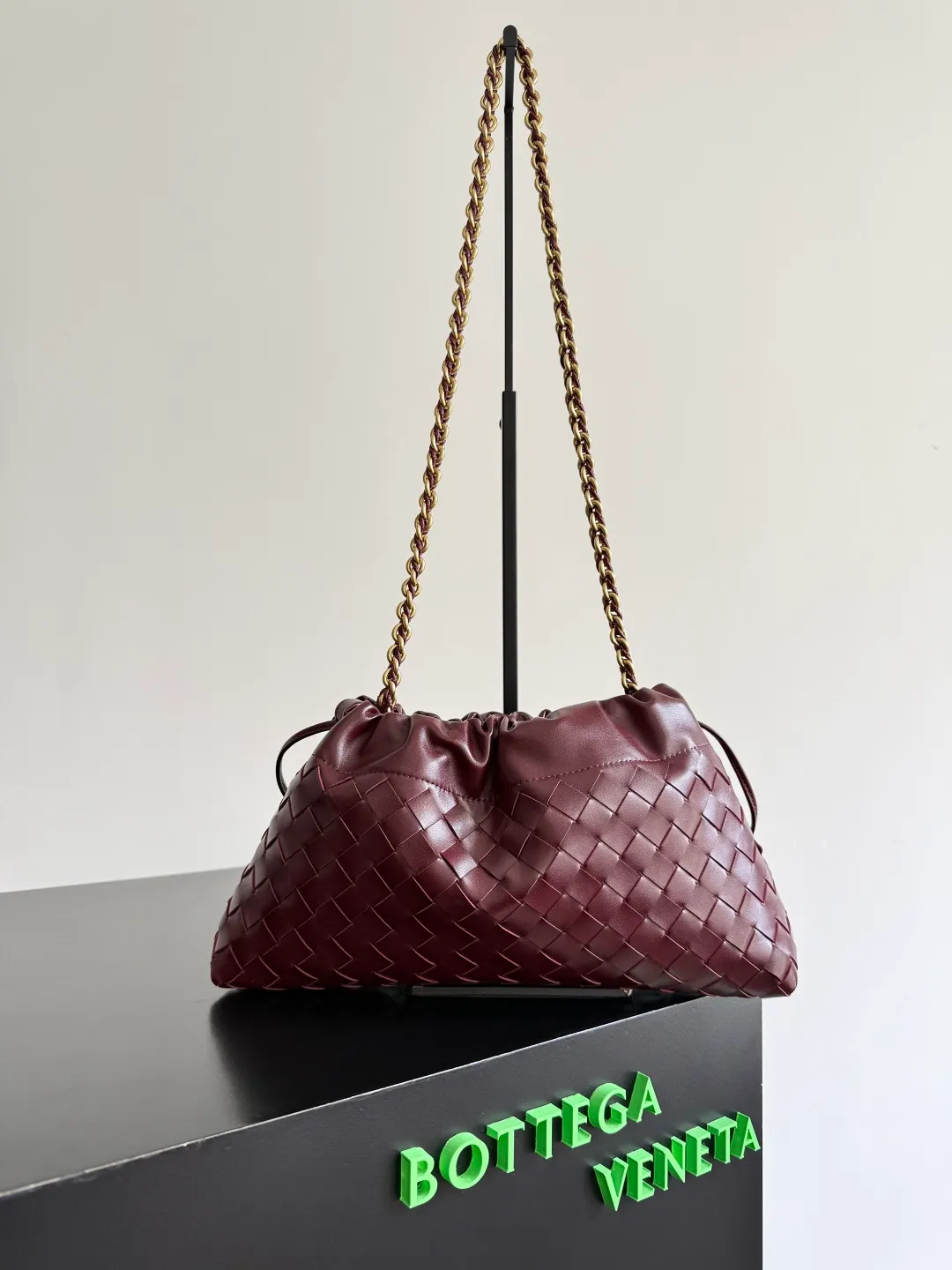 Batch 1680 BOTTEGA VENETA 2025 new women's Dustbag Notte clutch. Dustbag, which has been very popular since its launch, has a chain clause! ! The hand-carrying method is reminiscent of the classic bag type Pouch , light and elegant, the reserved drawstring design allows the bag to be used as an armpit bag, and the chain is longer, which is very suitable for sisters who like to free their hands and carry cross-body backpacks. No matter which way you carry it, you can change the back according to the occasion and your mood that day. It can make the overall outfit more fashionable🪄🪄The body of the bag has also been widened. It is the rainy season and the weather is hot. The bag can easily accommodate a small umbrella and water bottle. The lining is made of nylon, which is light and comfortable to carry, and is very suitable for summer use. Style number: 839394 Size: 33*19*8cm